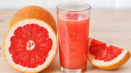 Aunque parezca beneficioso, el consumo de ciertas frutas puede estar contraindicado al combinarse con medicamentos. ESPECIAL / CANVA