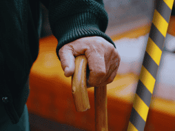 Desde la Unidad Geriátrica de la Clínica Alemana (Chile) afirman que el riesgo de caídas crece a medida que se va envejeciendo. ESPECIAL / CANVA