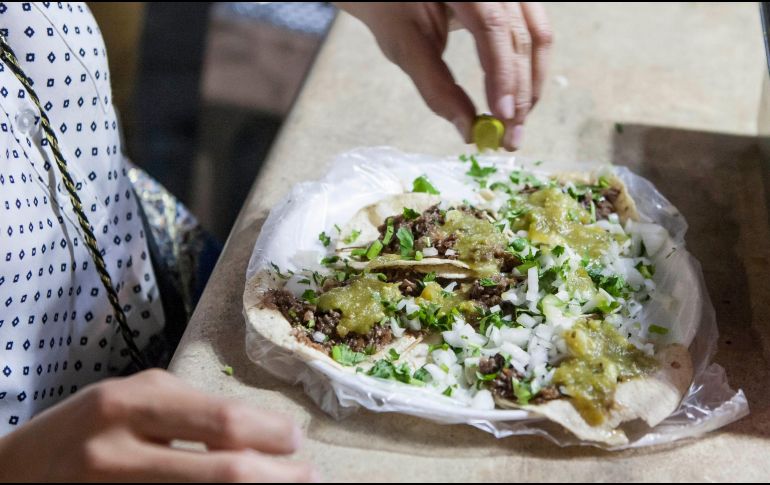 Si las obligaciones laborales o escolares impiden cenar temprano, se recomienda, al menos, evitar ingerir grandes cantidades de comida justo antes de ir a la cama para descansar. EL INFORMADOR / ARCHIVO