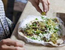 Si las obligaciones laborales o escolares impiden cenar temprano, se recomienda, al menos, evitar ingerir grandes cantidades de comida justo antes de ir a la cama para descansar. EL INFORMADOR / ARCHIVO