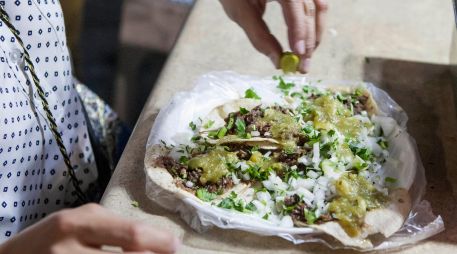 Si las obligaciones laborales o escolares impiden cenar temprano, se recomienda, al menos, evitar ingerir grandes cantidades de comida justo antes de ir a la cama para descansar. EL INFORMADOR / ARCHIVO