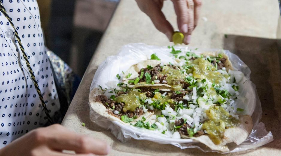 Si las obligaciones laborales o escolares impiden cenar temprano, se recomienda, al menos, evitar ingerir grandes cantidades de comida justo antes de ir a la cama para descansar. EL INFORMADOR / ARCHIVO