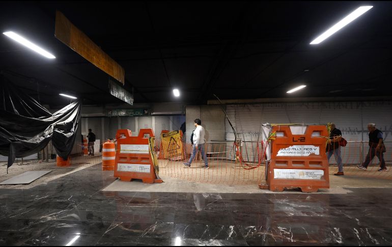 Personas caminan por andenes de la Línea 2 del Sistema de Transporte Colectivo Metro durante su remodelación del pasado jueves, en la Ciudad de México. EFE/S. Gutierrez