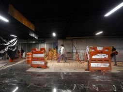 Personas caminan por andenes de la Línea 2 del Sistema de Transporte Colectivo Metro durante su remodelación del pasado jueves, en la Ciudad de México. EFE/S. Gutierrez