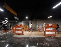 Personas caminan por andenes de la Línea 2 del Sistema de Transporte Colectivo Metro durante su remodelación del pasado jueves, en la Ciudad de México. EFE/S. Gutierrez