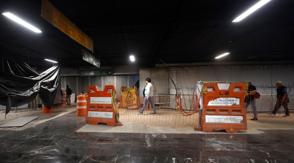 Personas caminan por andenes de la Línea 2 del Sistema de Transporte Colectivo Metro durante su remodelación del pasado jueves, en la Ciudad de México. EFE/S. Gutierrez