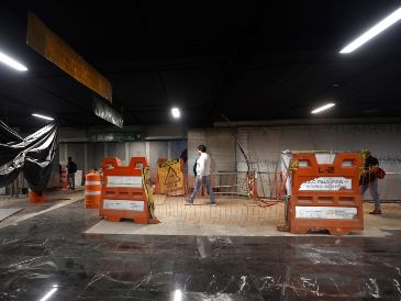 Personas caminan por andenes de la Línea 2 del Sistema de Transporte Colectivo Metro durante su remodelación del pasado jueves, en la Ciudad de México. EFE/S. Gutierrez
