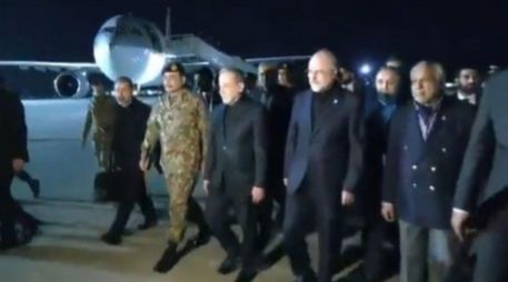 El ministro de Relaciones Exteriores de Irán, Abbas Araghchi (c), junto al presidente del Parlamento iraní, Mohammad Bagher Qalibaf (3-d), a su llegada este viernes, a Islamabad. EFE/@ForeignOfficePk