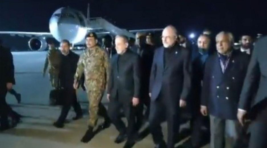 El ministro de Relaciones Exteriores de Irán, Abbas Araghchi (c), junto al presidente del Parlamento iraní, Mohammad Bagher Qalibaf (3-d), a su llegada este viernes, a Islamabad. EFE/@ForeignOfficePk