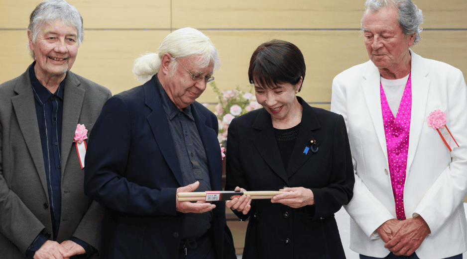 La primera ministra ha expresado en diversas ocasiones su afinidad por el hard rock y el heavy metal. PRIME MINISTERS OFFICE OF JAPAN