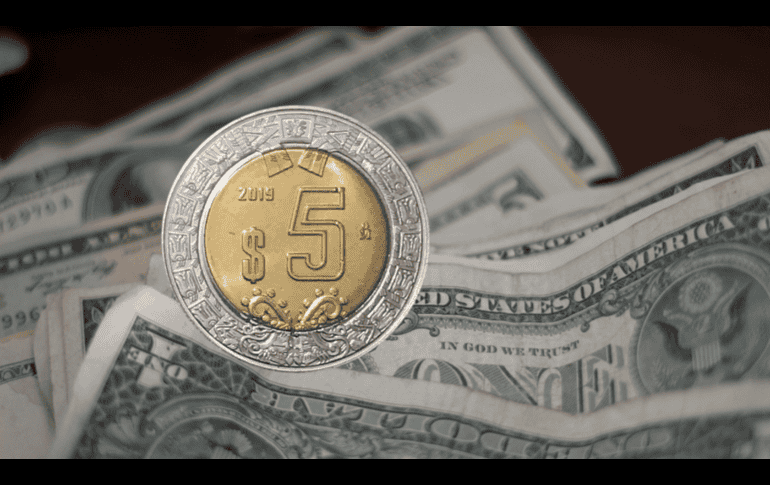 El peso mexicano sigue sorprendiendo a los mercados con una apreciación sostenida que ha descolocado incluso a las autoridades del Banco de México. CANVA