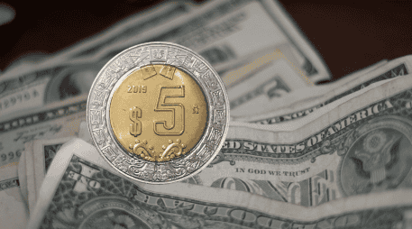 El peso mexicano sigue sorprendiendo a los mercados con una apreciación sostenida que ha descolocado incluso a las autoridades del Banco de México. CANVA