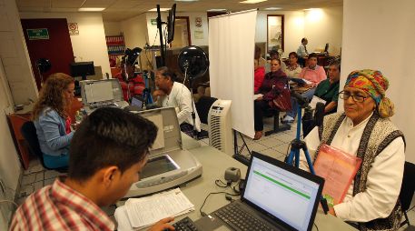 La colaboración entre el IMSS y el INAPAM busca que más adultos mayores se reinserten al mercado laboral con todas as prestaciones de ley. EL INFORMADOR/ARCHIVO