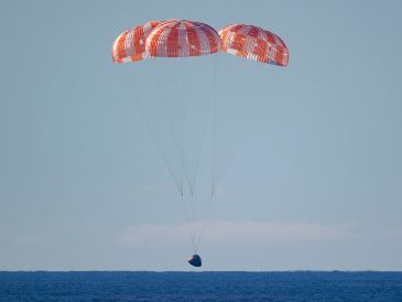 La nasa calificó de "perfecto" el descenso de la cápsula Orión la tarde de este viernes 10 de abril del 2026. EFE/NASA