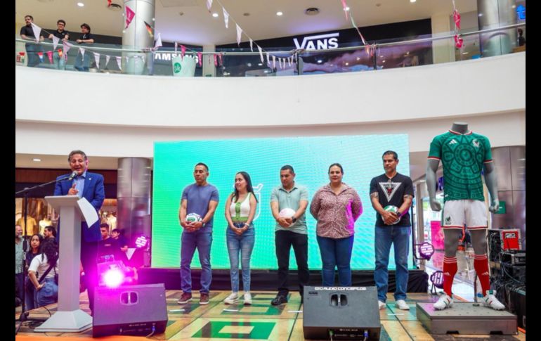 Entre risas, dinámicas deportivas y obsequios, se vivió un ambiente festivo en el que niñas y niños pudieron convivir con sus ídolos y disfrutar de un adelanto de lo que será la experiencia mundialista. EL INFORMADOR / A. Navarro