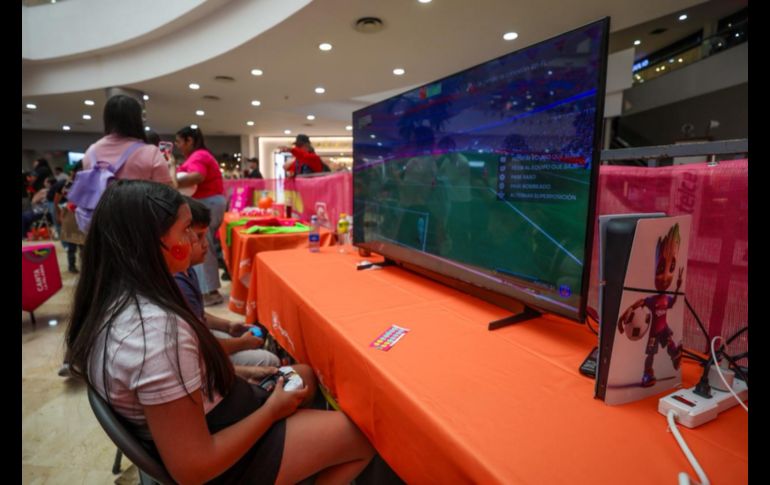 Entre risas, dinámicas deportivas y obsequios, se vivió un ambiente festivo en el que niñas y niños pudieron convivir con sus ídolos y disfrutar de un adelanto de lo que será la experiencia mundialista. EL INFORMADOR / A. Navarro