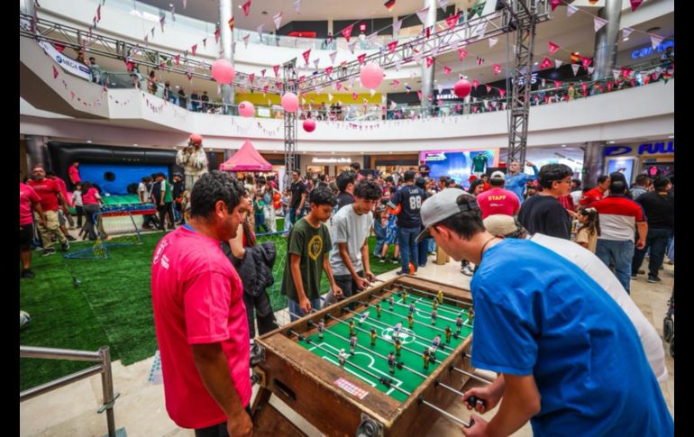 Entre risas, dinámicas deportivas y obsequios, se vivió un ambiente festivo en el que niñas y niños pudieron convivir con sus ídolos y disfrutar de un adelanto de lo que será la experiencia mundialista. EL INFORMADOR / A. Navarro