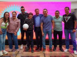 Entre risas, dinámicas deportivas y obsequios, se vivió un ambiente festivo en el que niñas y niños pudieron convivir con sus ídolos y disfrutar de un adelanto de lo que será la experiencia mundialista. EL INFORMADOR / A. Navarro