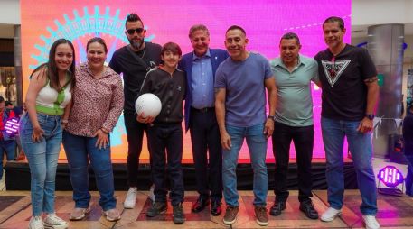 Entre risas, dinámicas deportivas y obsequios, se vivió un ambiente festivo en el que niñas y niños pudieron convivir con sus ídolos y disfrutar de un adelanto de lo que será la experiencia mundialista. EL INFORMADOR / A. Navarro