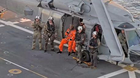 Captura de una transmisión de la NASA del piloto de la misión Artemis II, Víctor Glover (c), este viernes, en un buque de la Marina de Estados Unidos en el Pacífico frente a la costa de California. EFE/NASA