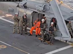Captura de una transmisión de la NASA del piloto de la misión Artemis II, Víctor Glover (c), este viernes, en un buque de la Marina de Estados Unidos en el Pacífico frente a la costa de California. EFE/NASA