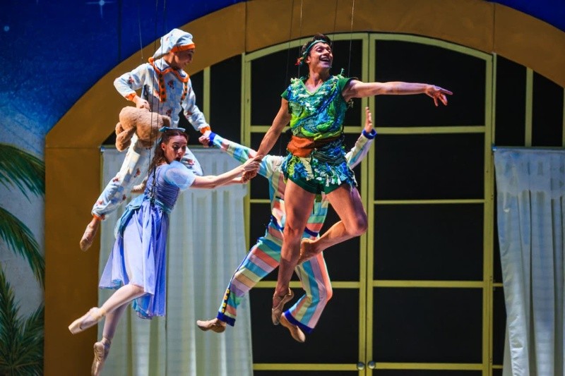 &nbsp;A lo largo de la función se observaron acrobacias, piruetas aéreas y desplazamientos en suspensión que permitieron recrear la sensación de vuelo característica de la historia. EL INFORMADOR/J. Acosta