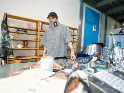 El artista visual posa para esta casa editorial desde su estudio. EL INFORMADOR/ A. Navarro