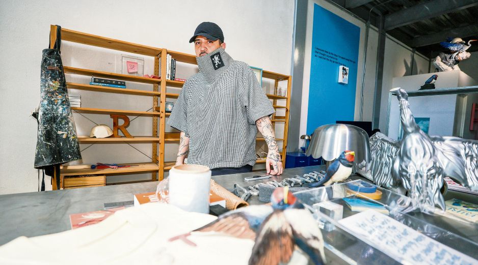 El artista visual posa para esta casa editorial desde su estudio. EL INFORMADOR/ A. Navarro