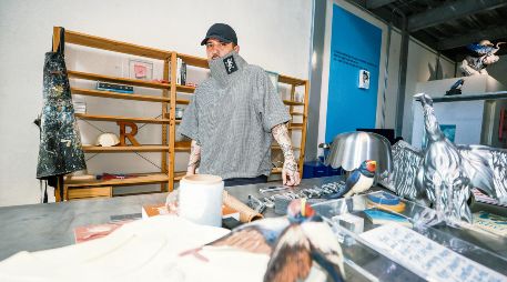 El artista visual posa para esta casa editorial desde su estudio. EL INFORMADOR/ A. Navarro