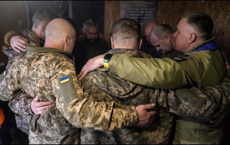 Militares ucranianos rezan por la entrada de la Pascua en Donetsk. EFE / EPA / Servicio de prensa de la 93ª Brigada Mecanizada Separada