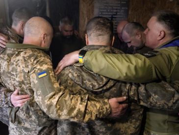Militares ucranianos rezan por la entrada de la Pascua en Donetsk. EFE / EPA / Servicio de prensa de la 93ª Brigada Mecanizada Separada