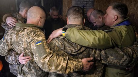 Militares ucranianos rezan por la entrada de la Pascua en Donetsk. EFE / EPA / Servicio de prensa de la 93ª Brigada Mecanizada Separada