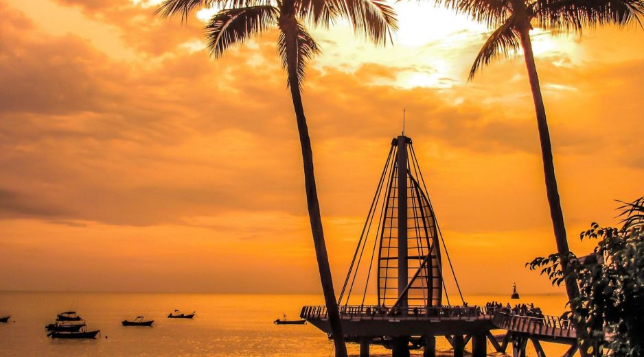 Si eres de los afortunados que pueden viajar en estos días que quedan de vacaciones de Semana Santa y Pascua, aprovecha y no te pierdas la oportunidad de salir de la ciudad para disfrutar o conocer de Puerto Vallarta. ESPECIAL / CANVA