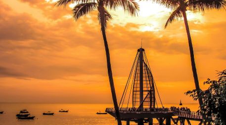 Si eres de los afortunados que pueden viajar en estos días que quedan de vacaciones de Semana Santa y Pascua, aprovecha y no te pierdas la oportunidad de salir de la ciudad para disfrutar o conocer de Puerto Vallarta. ESPECIAL / CANVA