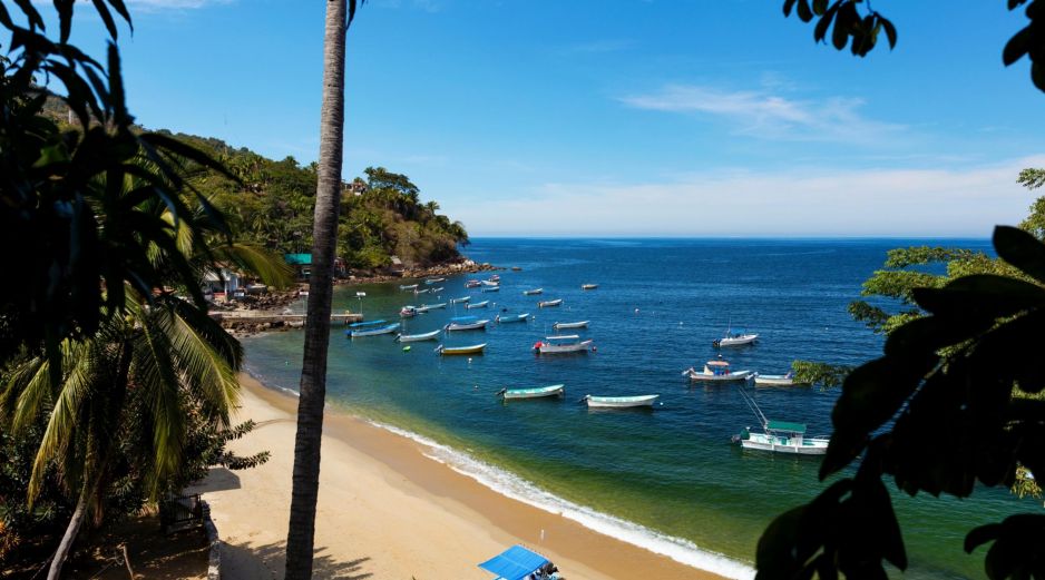 Combinar la pasión del futbol con la inigualable belleza de nuestras playas es, sin duda, la jugada maestra para este 2026. ESPECIAL / CANVA