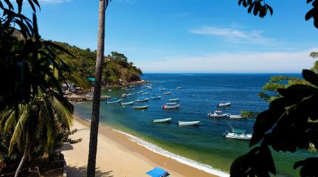 Combinar la pasión del futbol con la inigualable belleza de nuestras playas es, sin duda, la jugada maestra para este 2026. ESPECIAL / CANVA