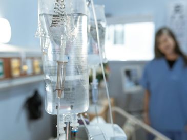 Las indagatorias se centran en la aplicación de soluciones intravenosas, conocidas como sueros vitaminados, que habrían provocado afectaciones graves a la salud e incluso la muerte de pacientes. ESPECIAL/PEXELS