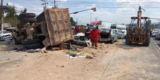 Accidente m&uacute;ltiple deja una persona fallecida en carretera a Colotl&aacute;n