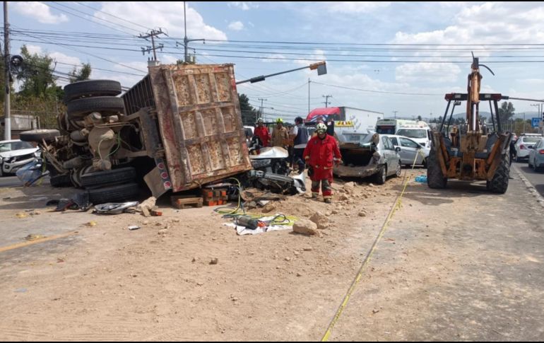 En el sitio permanecían equipos de rescate, entre ellos personal de Protección Civil y servicios médicos del municipio de Zapopan, quienes trabajaron de manera coordinada para brindar atención a los heridos. ESPECIAL.