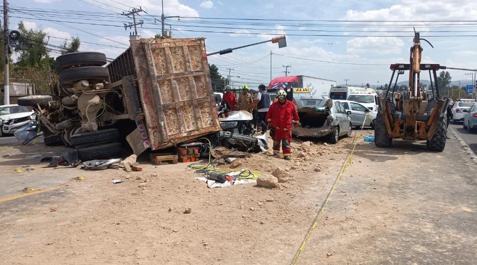 En el sitio permanecían equipos de rescate, entre ellos personal de Protección Civil y servicios médicos del municipio de Zapopan, quienes trabajaron de manera coordinada para brindar atención a los heridos. ESPECIAL.