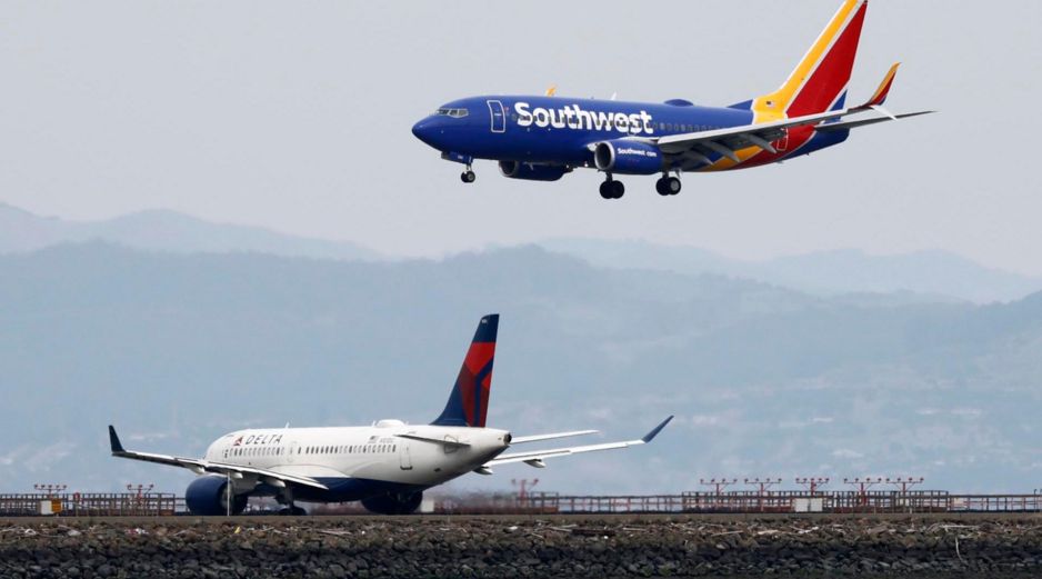Entre las aerolíneas que más están siendo afectadas se encuentran las asiáticas y europeas. EFE/JOHN G. MABANGLO