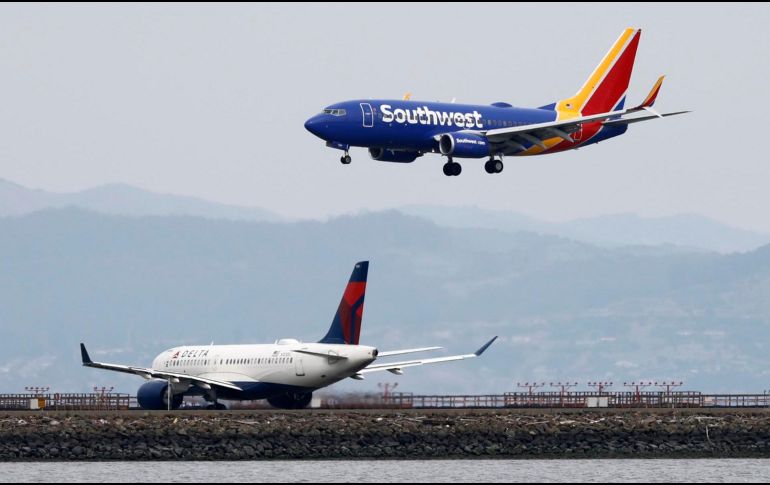 Entre las aerolíneas que más están siendo afectadas se encuentran las asiáticas y europeas. EFE/JOHN G. MABANGLO