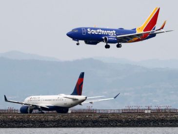 Entre las aerolíneas que más están siendo afectadas se encuentran las asiáticas y europeas. EFE/JOHN G. MABANGLO