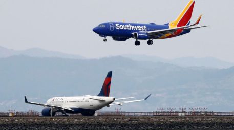 Entre las aerolíneas que más están siendo afectadas se encuentran las asiáticas y europeas. EFE/JOHN G. MABANGLO