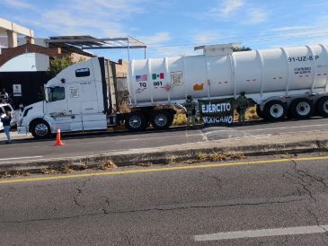 Los elementos federales pusieron a disposición del Agente del Ministerio Federal cinco pipas con el presunto combustible robado. ESPECIAL