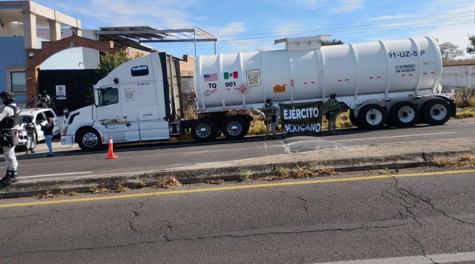 Los elementos federales pusieron a disposición del Agente del Ministerio Federal cinco pipas con el presunto combustible robado. ESPECIAL