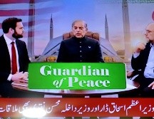 El vicepresidente de EU, JD Vance (i), el primer ministro pakistaní, Shehbaz Sharif (c), y el presidente del Parlamento iraní, Mohammad Bagher Ghalibaf, durante las conversaciones. EFE/B. Arbab