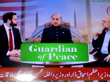 El vicepresidente de EU, JD Vance (i), el primer ministro pakistaní, Shehbaz Sharif (c), y el presidente del Parlamento iraní, Mohammad Bagher Ghalibaf, durante las conversaciones. EFE/B. Arbab