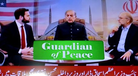 El vicepresidente de EU, JD Vance (i), el primer ministro pakistaní, Shehbaz Sharif (c), y el presidente del Parlamento iraní, Mohammad Bagher Ghalibaf, durante las conversaciones. EFE/B. Arbab