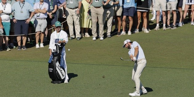 McIlroy cede el liderato ante el empuje de Cameron Young